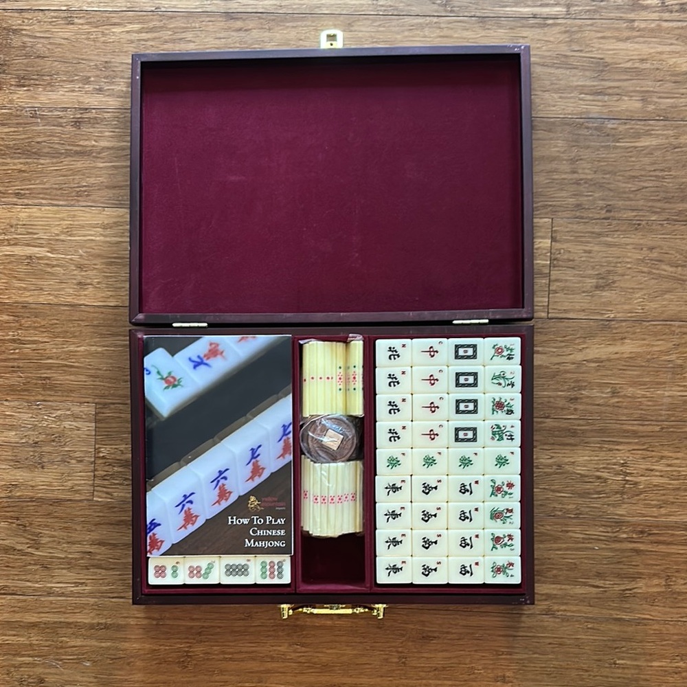 Classic Mahjong Set with Red Interior